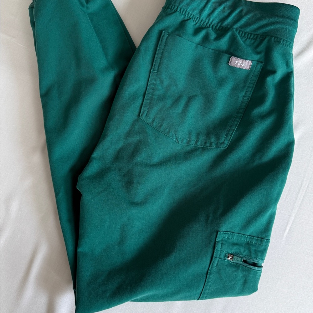 Women’s FIGS scrub pants